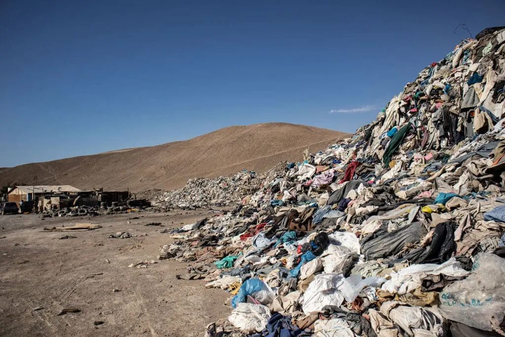 Выброшенная одежда на свалке в пустыне Атакама в Чили 25 ноября 2021 года. Антонио Коссио / Picture Alliance via Getty Images