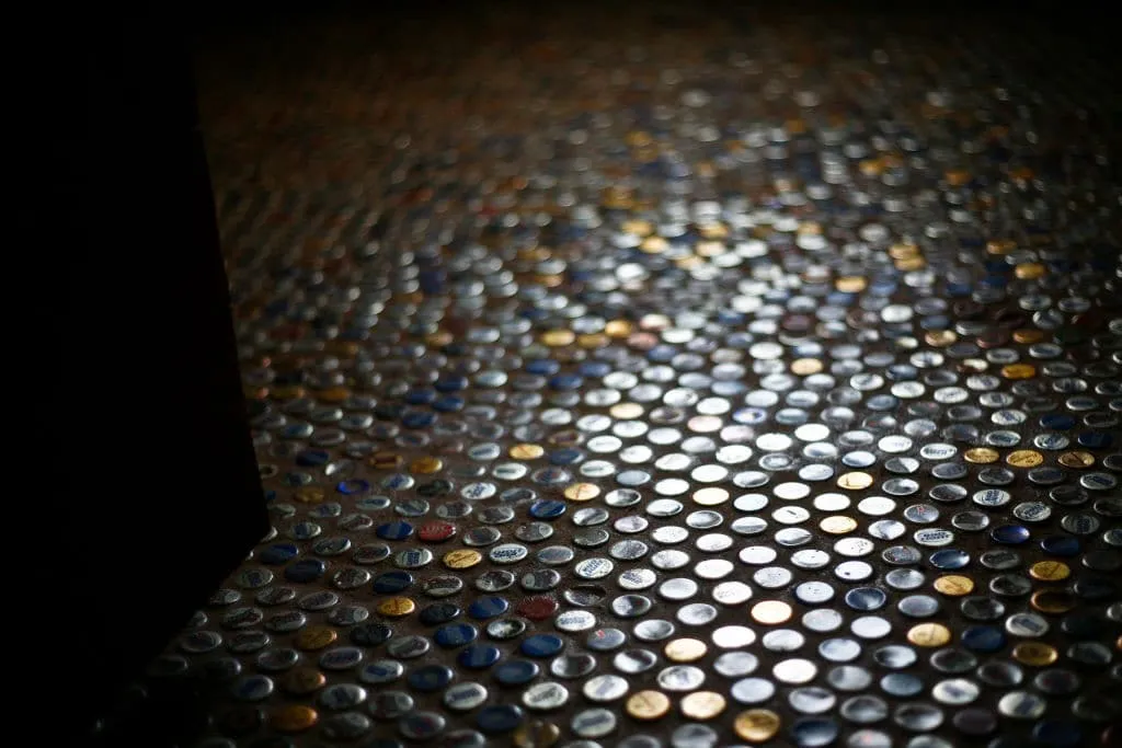 Мозаичный пол из крышек от пивных бутылок. Майкл Полсен / Houston Chronicle via Getty Images