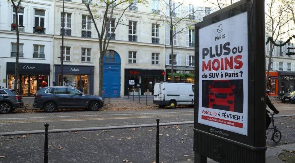 Парижане проголосовали за повышение платы за парковку для внедорожников