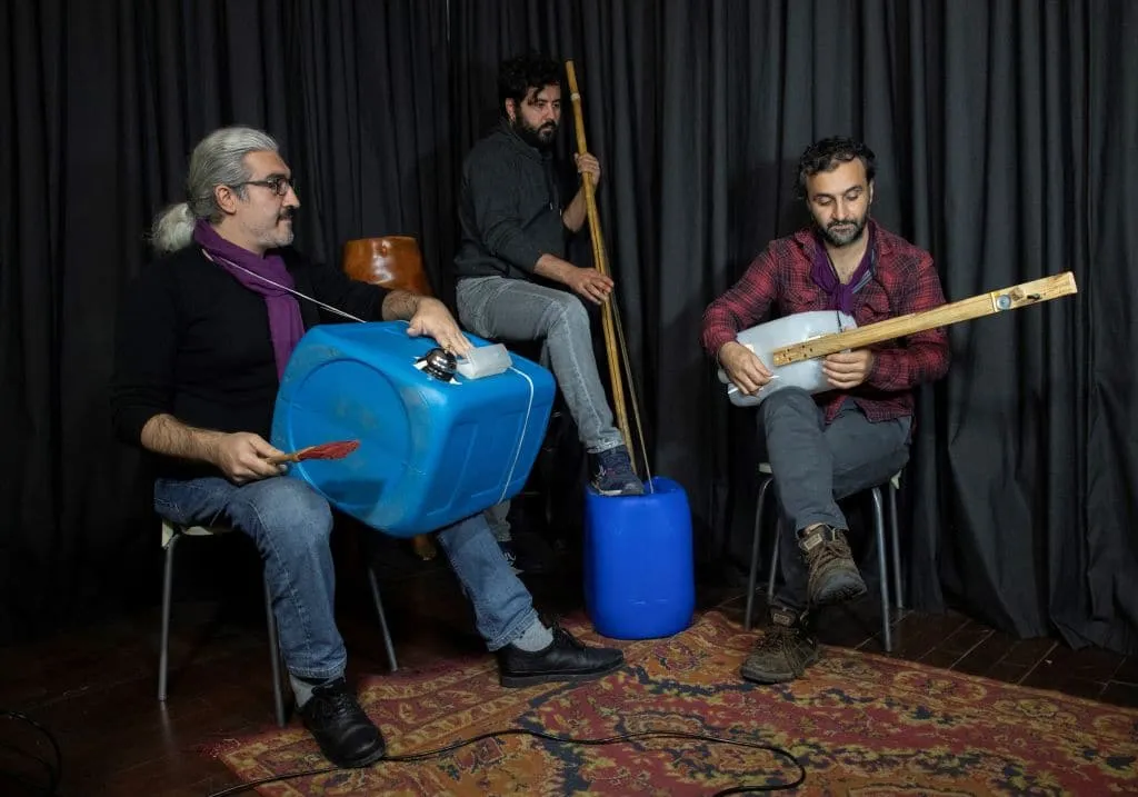 Участники группы Fungistanbul играют на музыкальных инструментах, сделанных из переработанных отходов, в Стамбуле, Турция, 27 октября 2021 года. Осман Орсал / Синьхуа via Getty Images